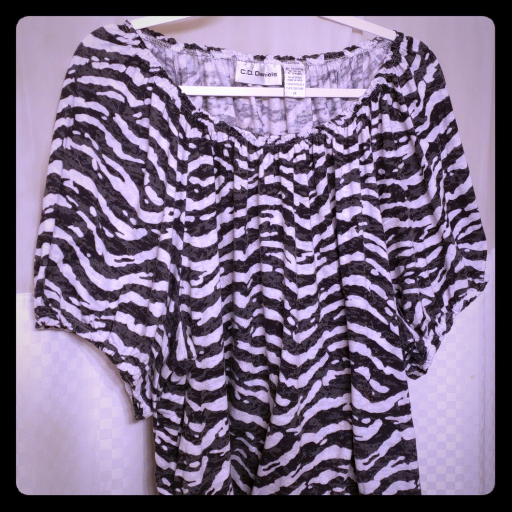 Cute black and white print top